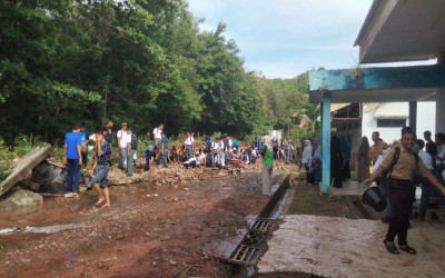 Pagar samping sekolah Roboh